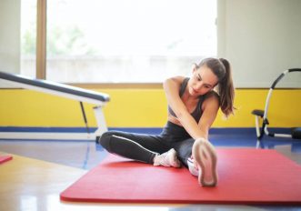 esercizi di stretching dalla testa ai piedi