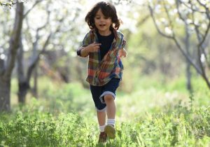 stare all’aperto rende i bambini più felici