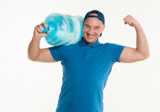 Esercizi con le bottiglie al posto dei pesi per fare ginnastica: i migliori da fare a casa