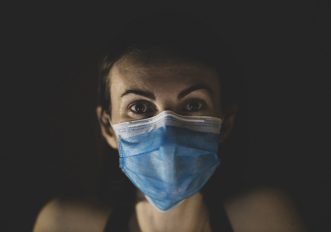 Coronavirus: la mascherina per fare sport è utile o pericolosa?