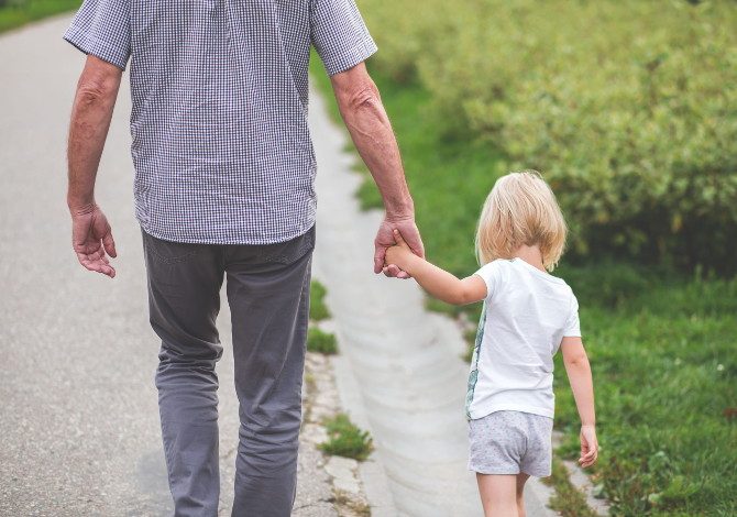 sì a passeggiate e jogging