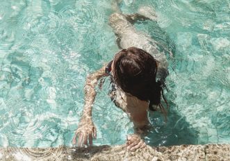 Coronavirus e piscina: il virus si trasmette in acqua?