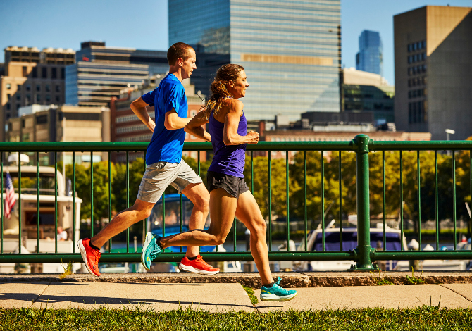 Le scarpe per correre da donna sono diverse da quelle da uomo