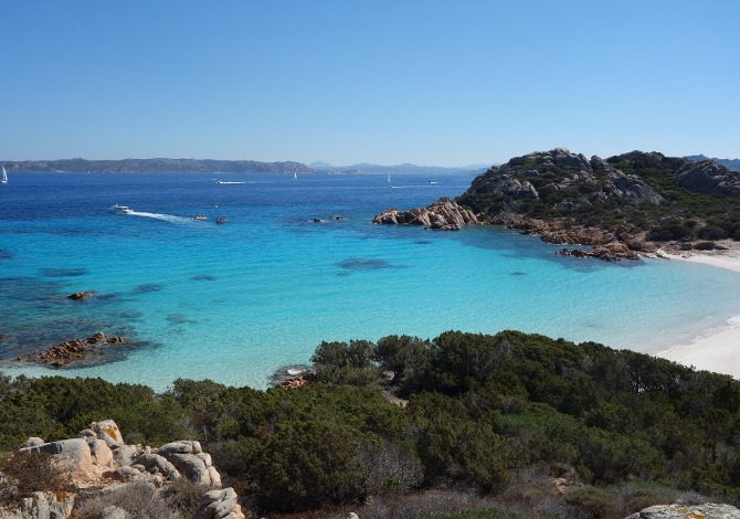 Spiaggia in Sardegna: dal 18 maggio si può andare al mare
