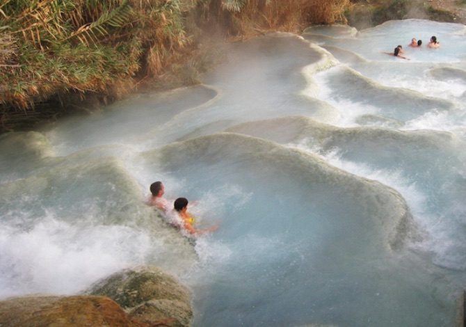 le-terme-libere-gratis-di-saturnia-riaprono-ecco-come-andarci-in-sicurezza