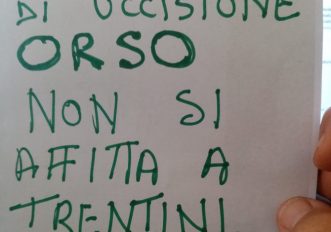 Causa uccisione orso niente casa ai trentini: il cartello delle polemiche apparso in Puglia