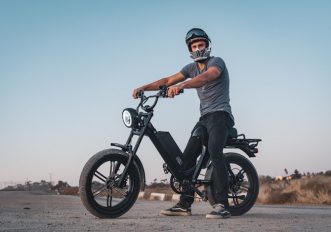 la-e-bike-che-sembra-un-motorino-anni-70