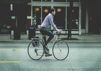 andare in bici contromano