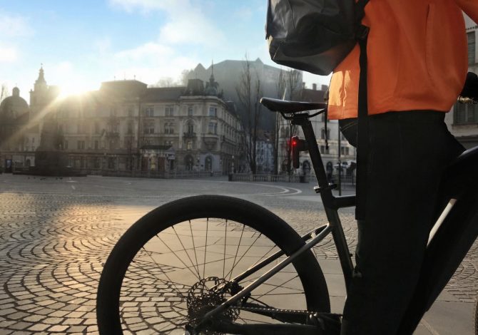 E-bike commuting: i gadget indispensabili per praticità e sicurezza