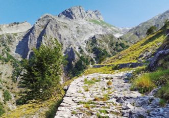 Guida alla Via Vandelli: il nuovo libro di Terre di Mezzo sul percorso da Modena a Massa