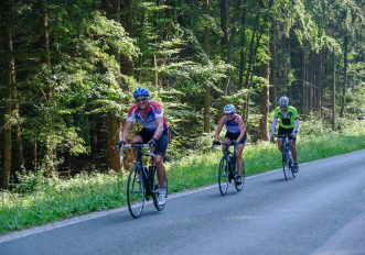 Pedalare in salita: meglio seduti o in piedi sui pedali?