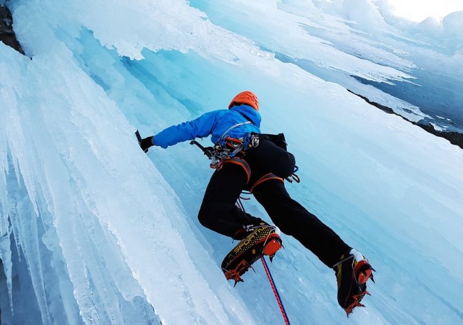 arrampicata-su-ghiaccio-5-cose-da-sapere-per-andare-in-sicurezza