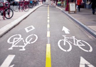 Pedoni sulla pista ciclabile