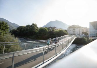 A Bolzano si riparte da fiori, arte e biciclette