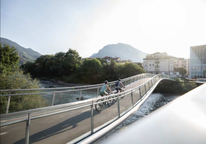 A Bolzano si riparte da fiori, arte e biciclette