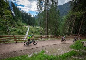In bicicletta in Trentino nella Valle di Primiero, ai piedi delle Pale di San Martino