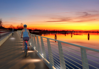 La bellissima ciclabile sull'acqua di Cavallino-Treporti con vista sulla laguna di Venezia