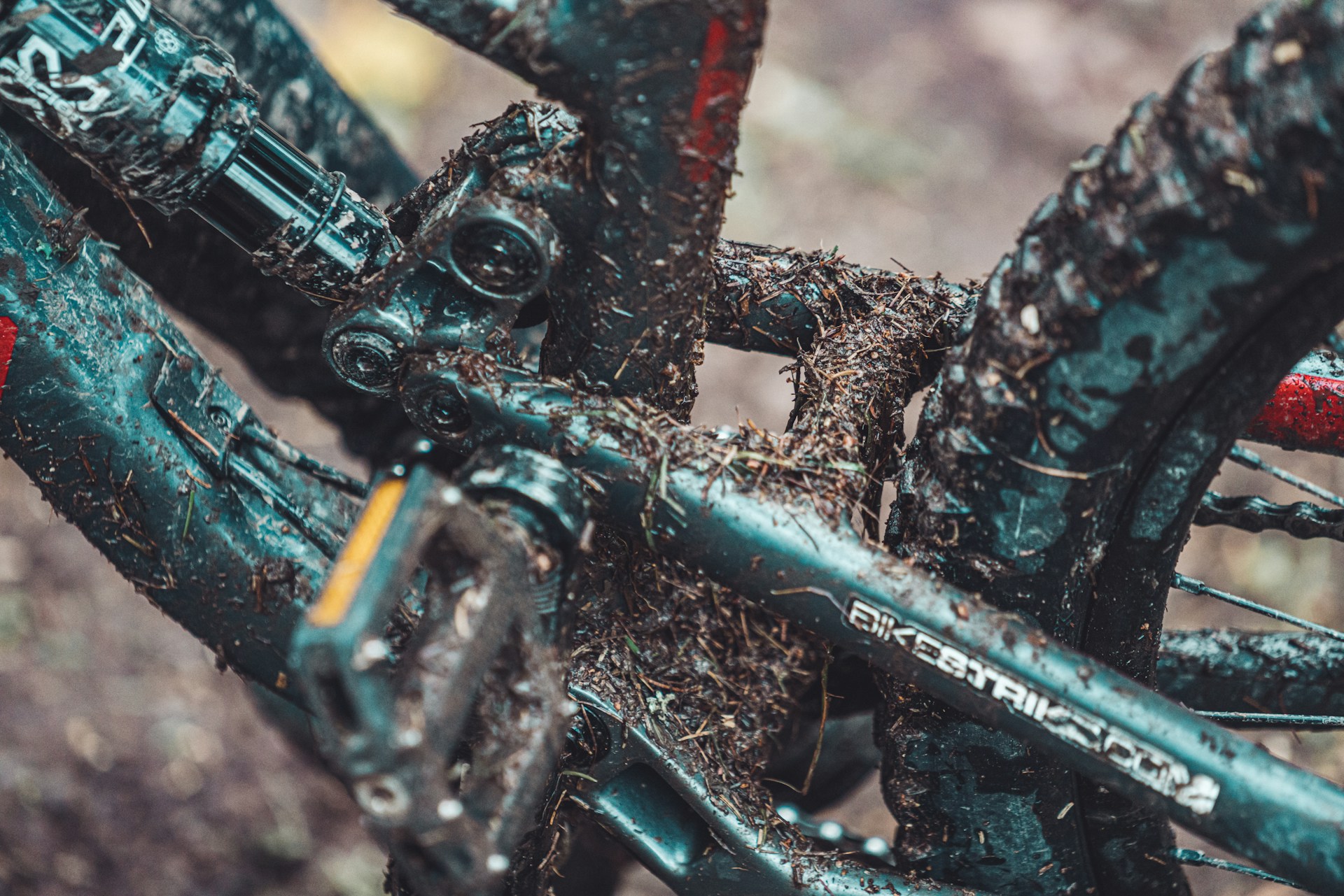 pulire la mountain bike dal fango