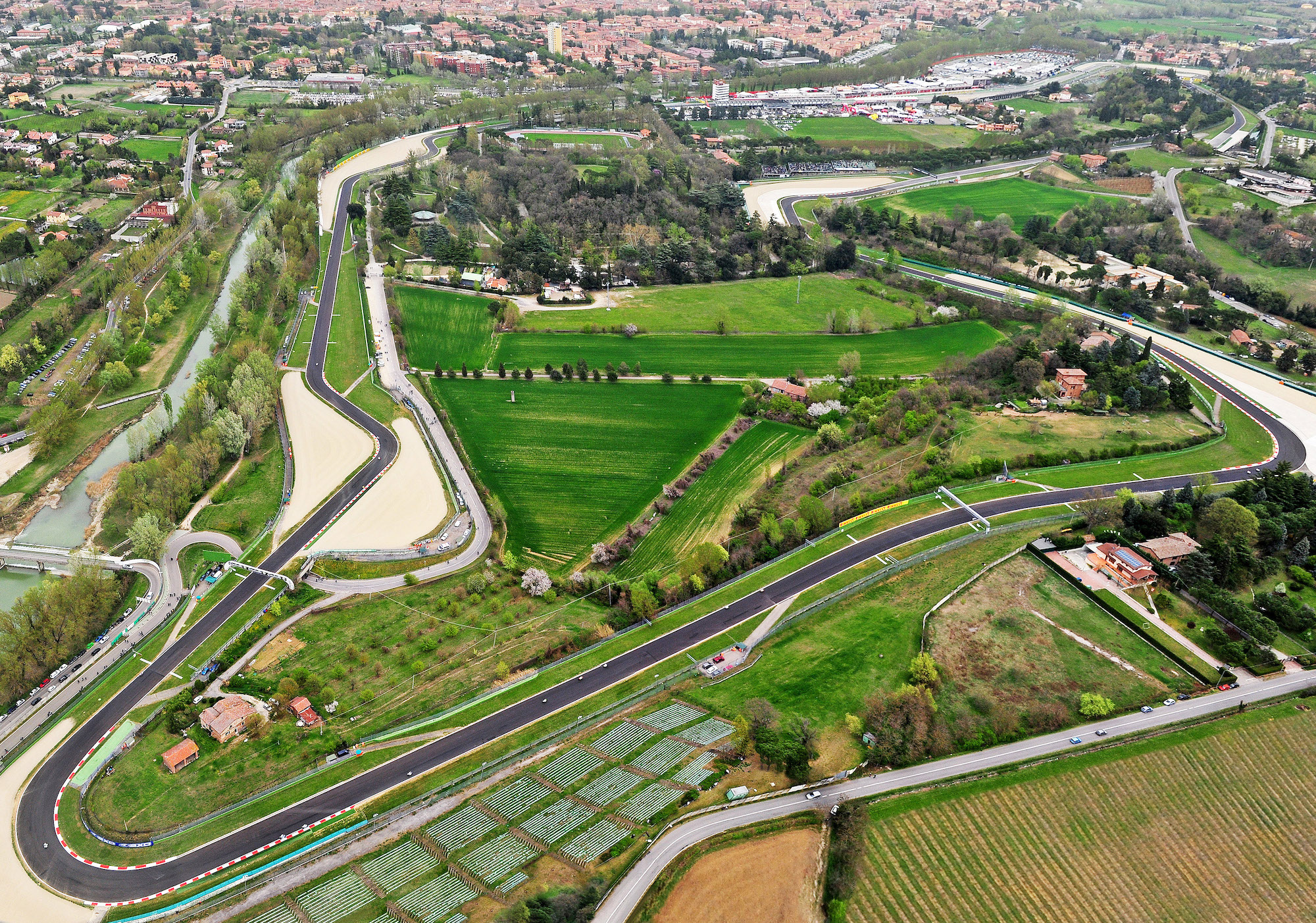 8-itinerari-a-piedi-in-emilia-romagna-lontani-dalla-folla-imol-autodromo