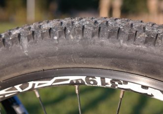 Foratura in bici: cosa fare per riparare una gomma bucata quando si è in giro