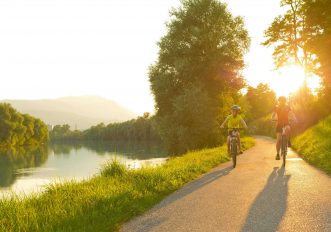 In bicicletta lungo la pista ciclabile della Drava, pedalando tra i monti dell'Austria del Sud