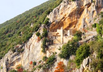 Itinerari a piedi in Umbria alla scoperta dei graffiti lungo le vie dei pellegrini