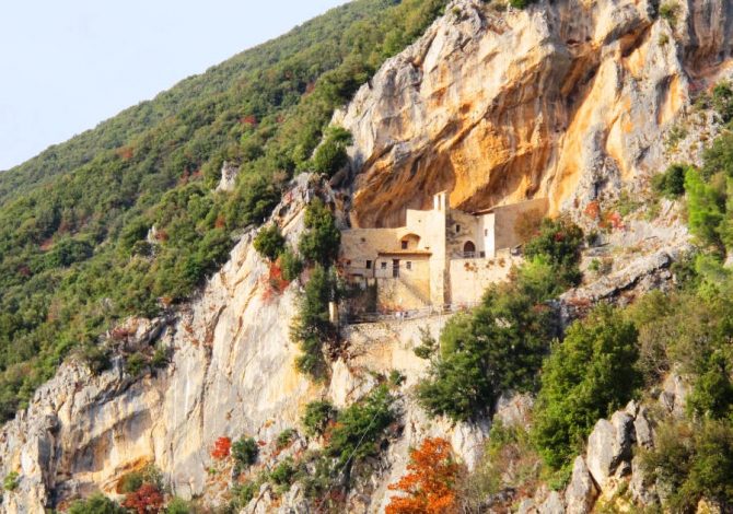 Itinerari a piedi in Umbria alla scoperta dei graffiti lungo le vie dei pellegrini