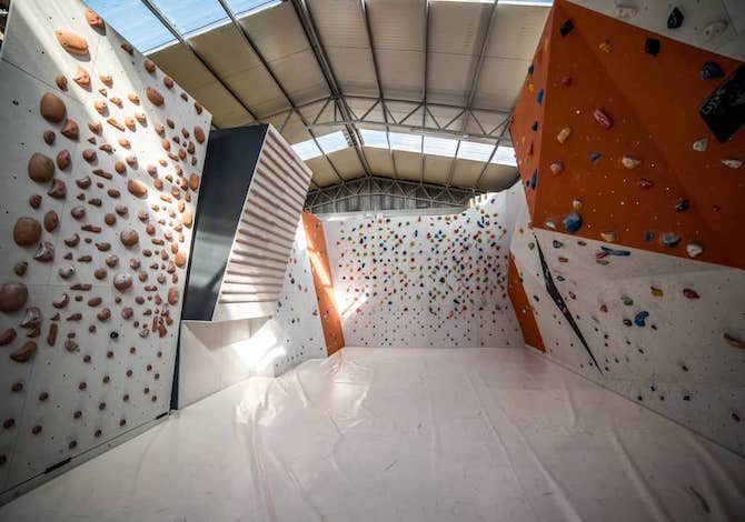 10-sport-da-fare-in-estate-in-citta-compreso-il-calcetto-al-buio-bouldering