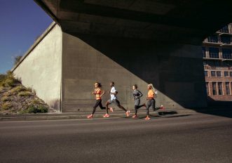 Cadenza di corsa grandi falcate o passi corti e frequenti