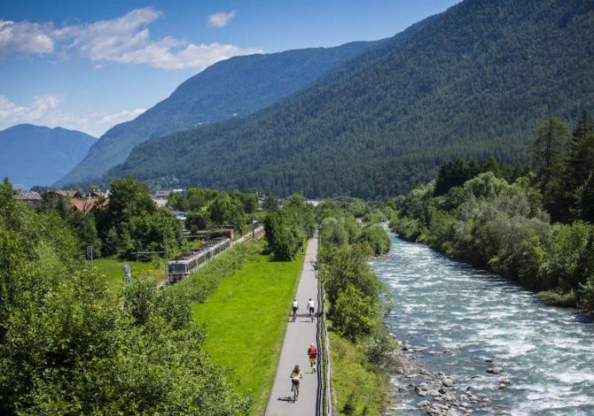 In bici in Val di Sole, lungo la ciclabile del fiume Noce