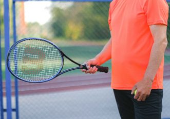 Gomito del tennista: i sintomi, quando è grave e come curarlo