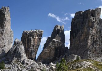 Le escursioni alle Cinque Torri nelle Dolomiti ampezzane, lungo trincee e fortificazioni