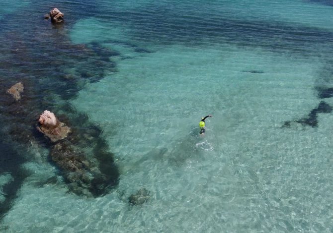 SwimTheIsland 2021 approda in Sardegna: si nuota nelle acque libere di San Teodoro