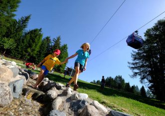 In Val di Fiemme Trentino l'estate gioca d'anticipo e la stagione estiva entra nel vivo molto prima rispetto al passato. Sabato 29 maggio Bellamonte ha aperto la Cabinovia (fino a domenica 19 settembre, orario 9-12.45 - 14-17.15), le attività nella natura della Fiemme Guest Card sono iniziate già il 30 aprile e così il servizio Bike Express lungo la Ciclabile delle Dolomiti è attivo tutti i sabati e le domeniche dal 22 maggio al 6 giugno, per poi entrare in funzione ogni giorno. La cabinovia di Bellamonte Alpe Lusia già da un weekend riporta i bambini a divertirsi nel Giro D’Ali. Inoltre, domenica 13 giugno prenderà il via proprio a Bellamonte il nuovo “Fiemme Trekking Gourmet” ideato dallo chef stellato Alessandro Gilmozzi. La passeggiata del gusto in discesa, di rifugio in chalet, coinvolge l’ApT Val di Fiemme, gli impianti di risalita di Predazzo, Pampeago e Alpe Cermis, con i ristoratori e i rifugisti della valle. Sabato 19 giugno al via gli impianti di Predazzo Latemar MontagnAnimata che resteranno aperti fino al 12 settembre (orari: Telecabina Predazzo-Gardoné 8.30-17.45; Seggiovia Gardoné-Passo Feudo 8.30-17.30). A Pampeago si raggiunge il Latemarium con la seggiovia Latemar da sabato 12 giugno fino a domenica 19 settembre, poi nei giorni 23, 24 e 30 settembre e 1 ottobre 2021 (orario: 8.30-13 e 14.15-17.30). La Seggiovia Agnello che porta parco RespirArt apre sabato 26 giugno e resta in funzione fino al 12 settembre (orario: 8.30-13.00 e 14.15-17.30). Gli impianti di risalita dell’Alpe Cermis partono sabato 26 giugno e restano attivi fino a domenica 19 settembre 2021 per raggiungere i rifugi, la ferrata, il Parco Avventura e Cermislandia (orari Cabinovie e Seggiovia Lagorai: 9.00-13.00 e 14.00-17.30). Seggiovie e cabinovie tornano quindi in movimento, dopo una lunga pausa, interpretando il desiderio collettivo di spazio e movimento, nel rispetto delle norme anti-Covid19, quindi in sicurezza.