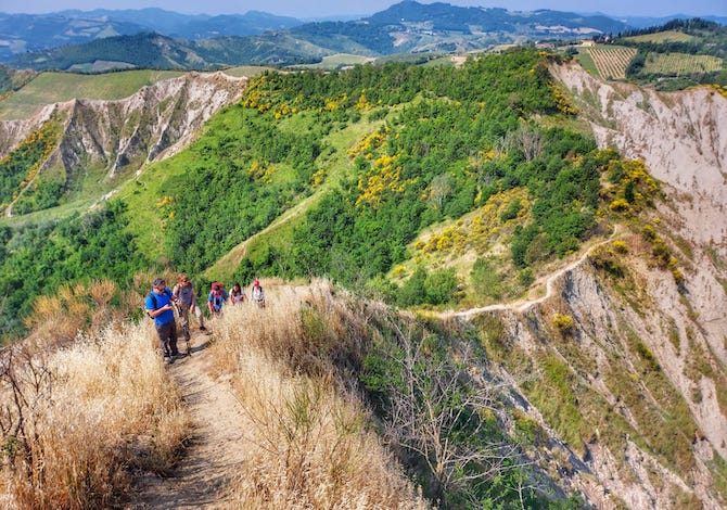 via-dei-gessi-e-dei-calanchi-a-piedi-sul-cammino-da-bologna-a-faenza