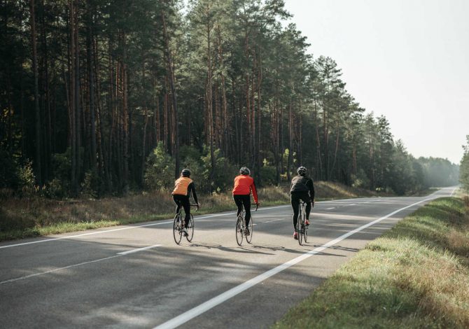 mangiare e bere in bicicletta