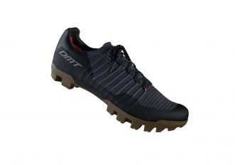La nuova scarpa gravel DMT GK1 con suola Michelin