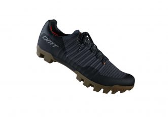 La nuova scarpa gravel DMT GK1 con suola Michelin