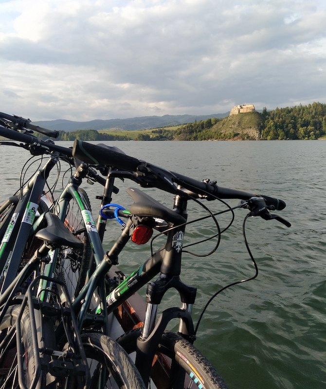 polonia-in-bici-itinerario-sul-di-lago-czorsztyn-barca