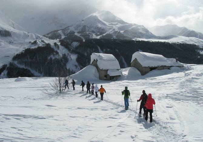 snowshoeing-in-the-mountain-in-lombardy