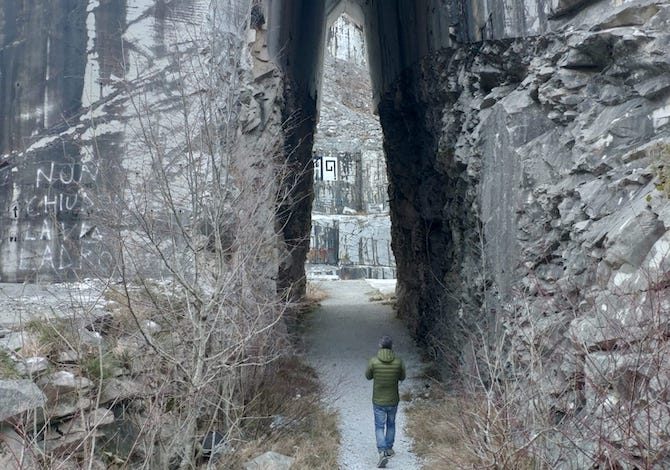 alpi-apuane-macchina-piedi-itineraeio-cave