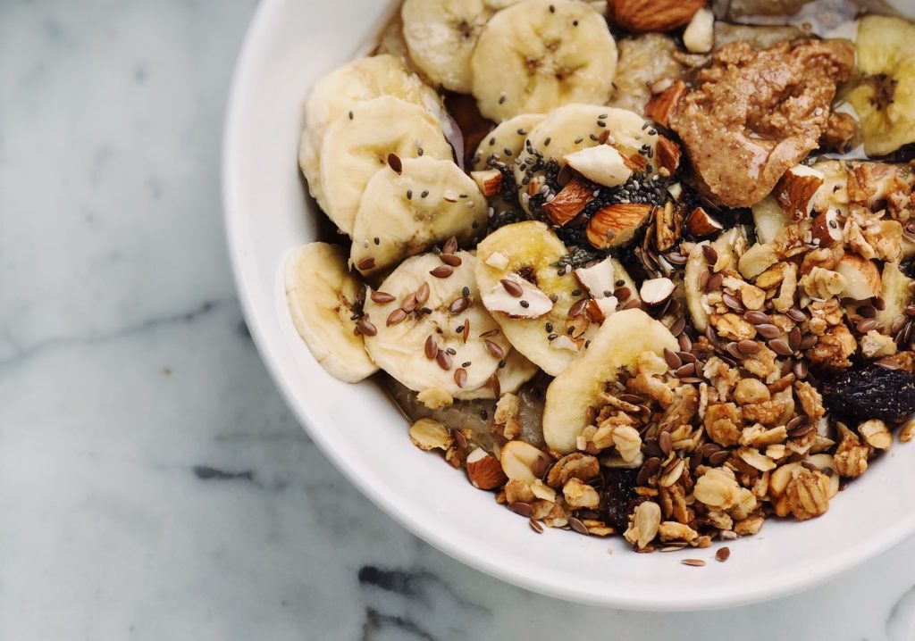 Dici Carbo Load e ti vengono in mete subido 2 cose: gli sportivi di endurance, dai runner ai ciclisti anche nelle loro versioni ultra, e piattoni di pasta, tipicamente in bianco. Ma per fare il pieno di energie non basta aumentare la dose di pane e pasta, perché le cose sono più complesse di quello che sembrano. <h2>A cosa serve il Carbo Load?</h2>