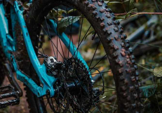 Copertoni MTB più larghi davanti: perché montare gomme diverse