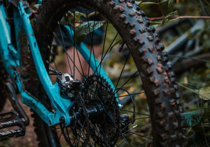 Copertoni MTB più larghi davanti: perché montare gomme diverse