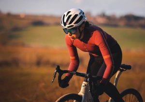 corridori in bicicletta perché tagliarsi i peli delle gambe