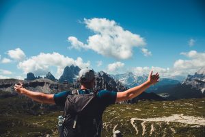 Come vestirsi per andare in montagna d'estate