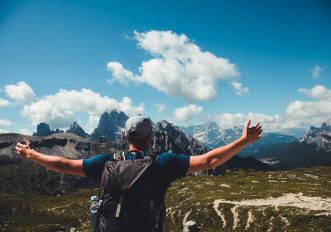 Come vestirsi per andare in montagna d'estate