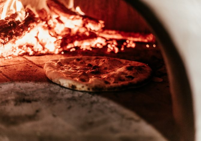 La pizza fa ingrassare?   --- (Fonte immagine: https://www.sportoutdoor24.it/app/uploads/2022/07/pexels-arthur-brognoli-3343622-670x470.jpg)