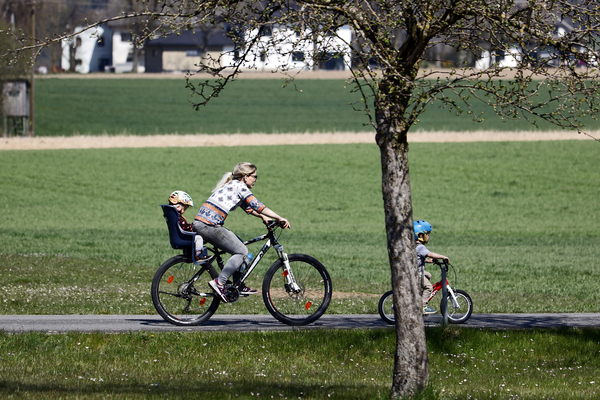 Bambini in bici in strada: meglio davanti o dietro agli adulti