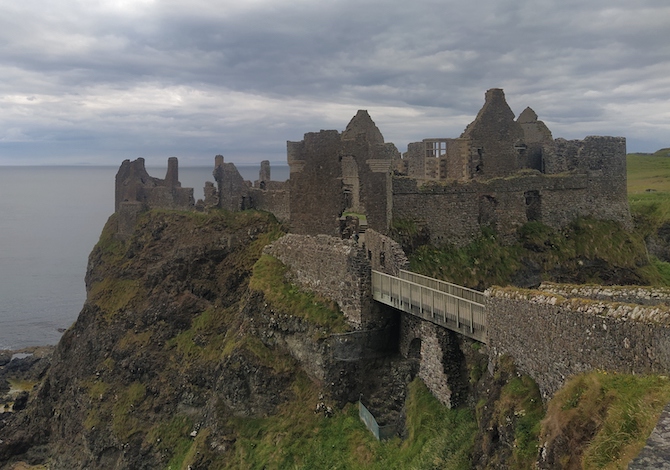 coast-northern-ireland-dunluce-castle-photo-martino-de-mori